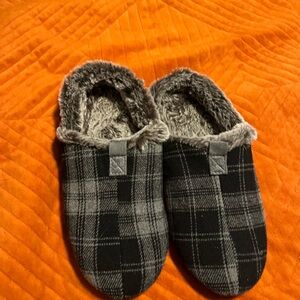 Men’s isotopes soft and comfy 10.5 slippers never worn but no box/tag
